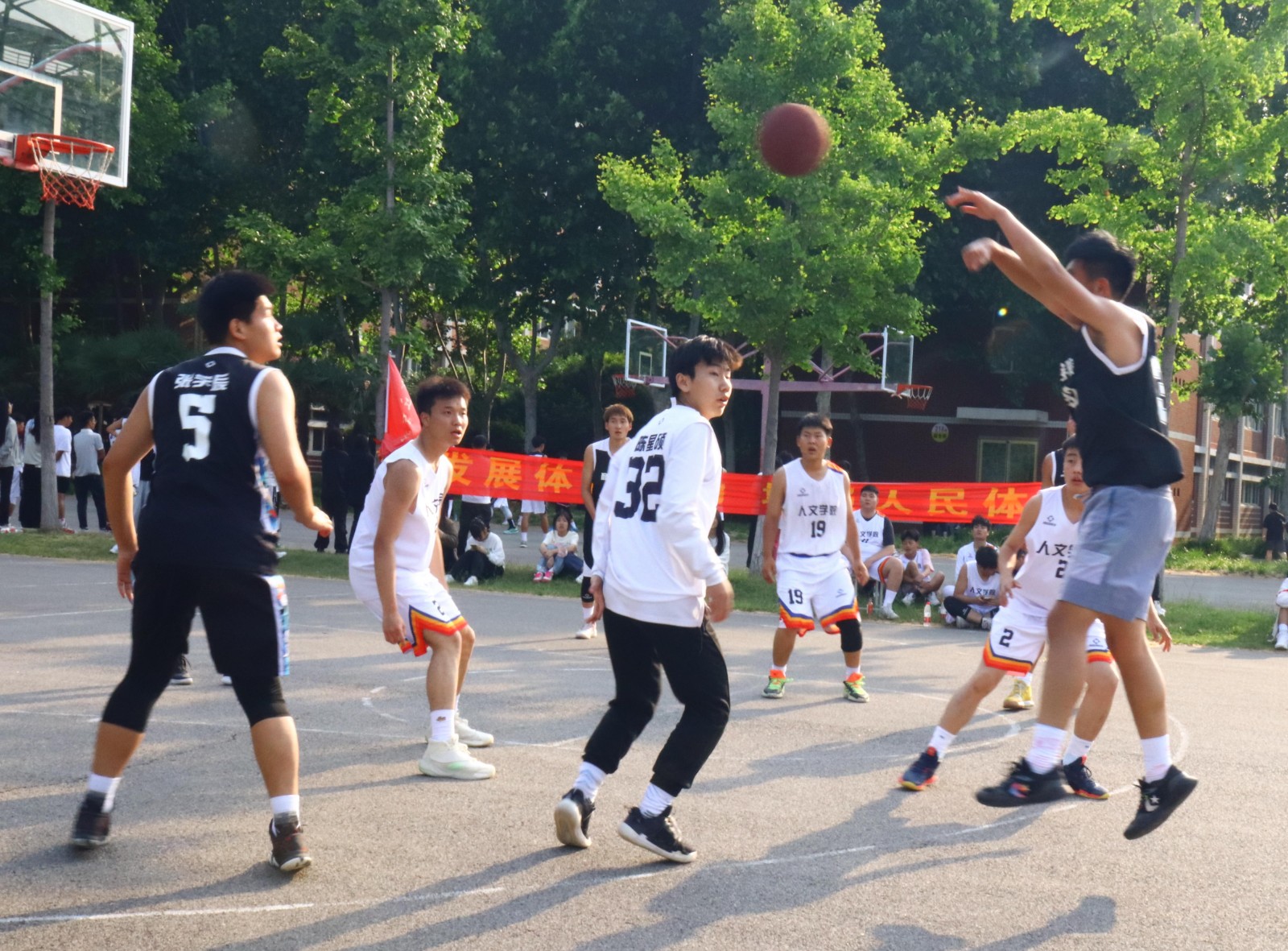 欧篮联赛程吃紧,金州勇士冲刺阶段队长鼓劲,赛场秩序良好,赛季目标并未改变的简单介绍 欧篮联赛程吃紧,金州勇士冲刺阶段队长鼓劲,赛场秩序良好,赛季目标并未改变的简单介绍